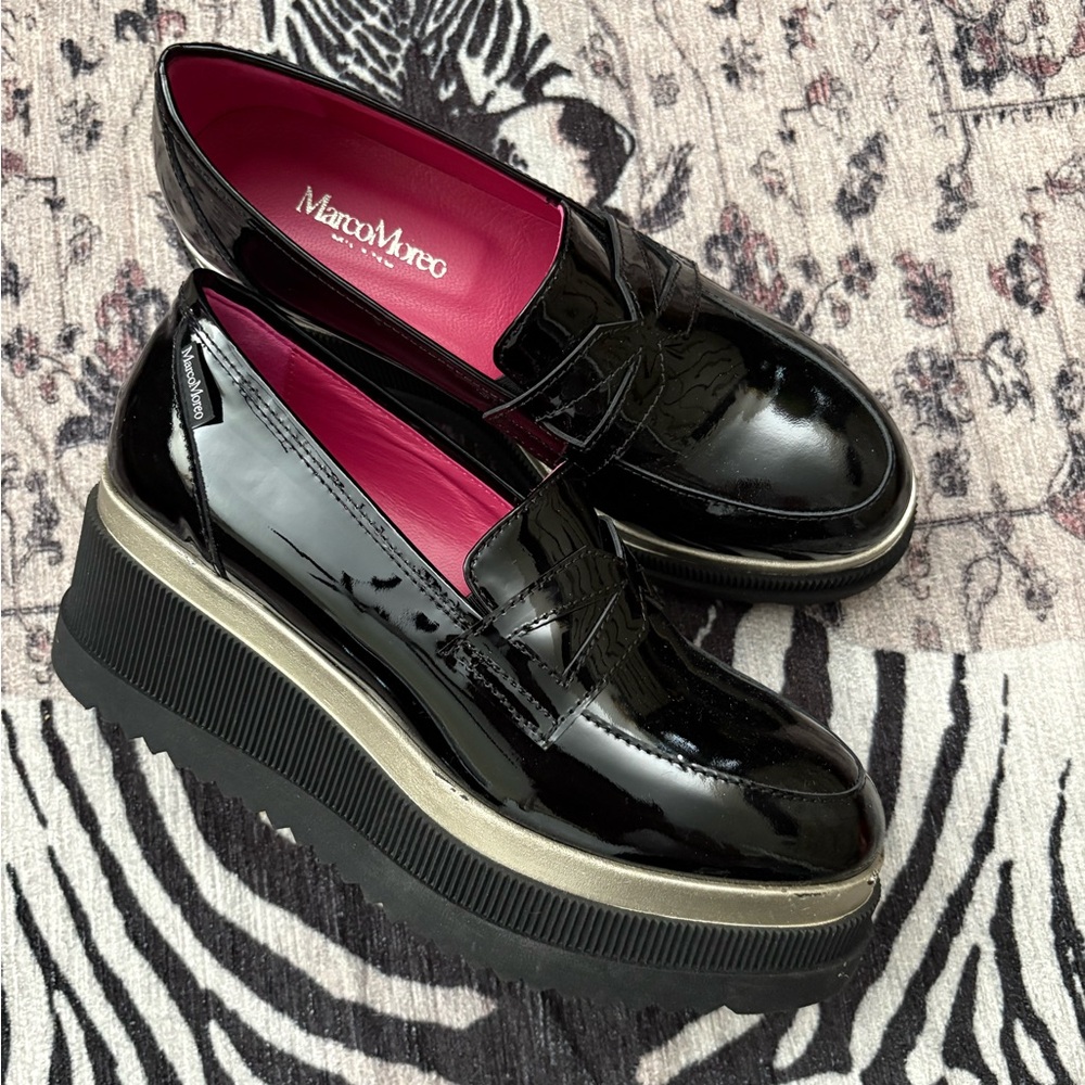 Glossy Black and Pink Platform Flats with Modern Design